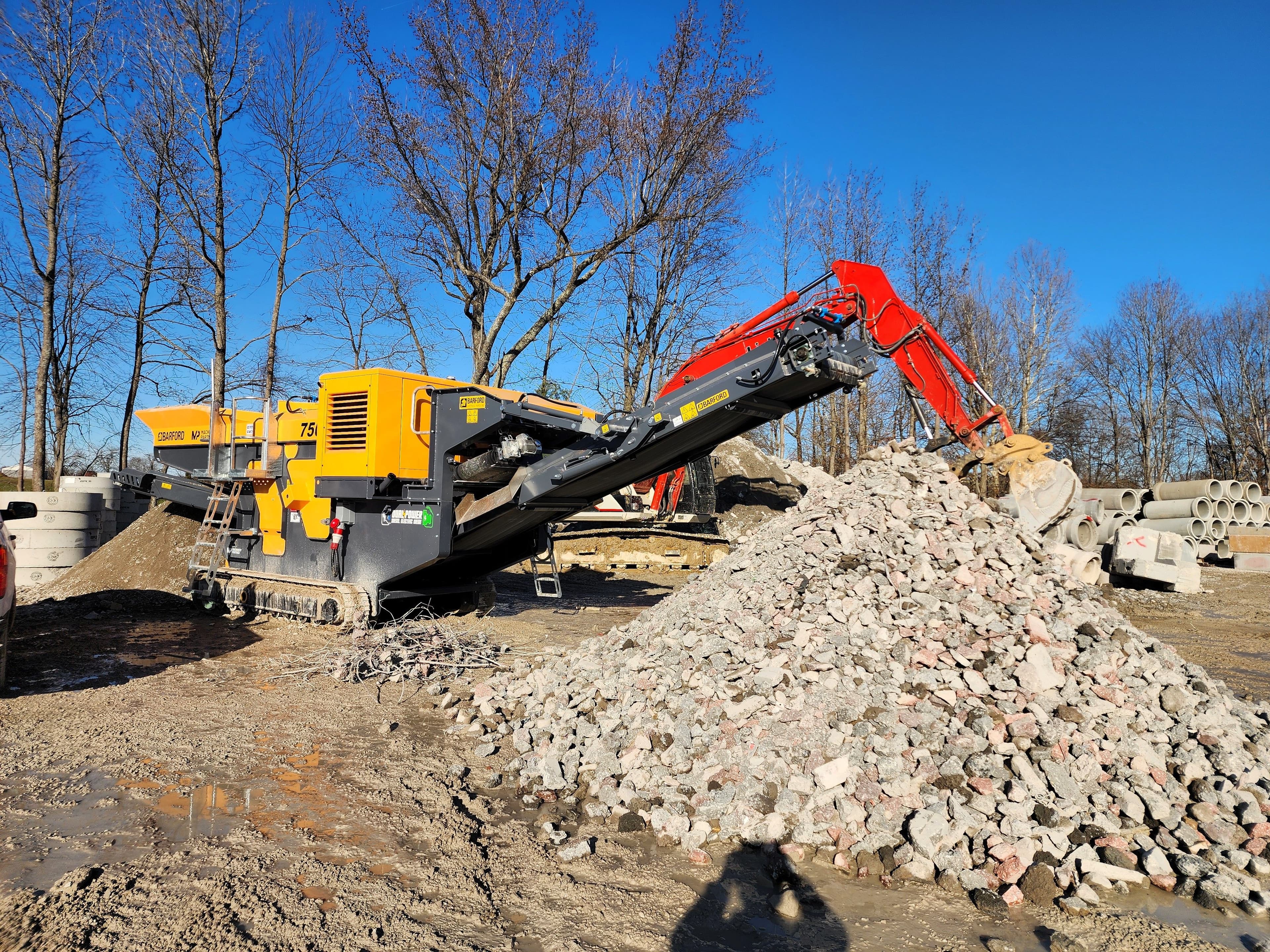 Barford 750J crushing hard rock