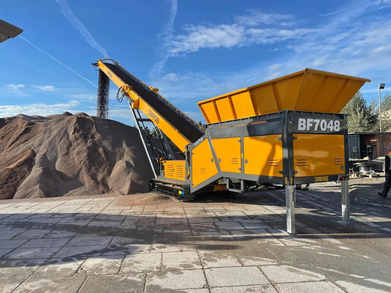 Barford Bin Feeder BF7048 in action moving and stacking topsoil