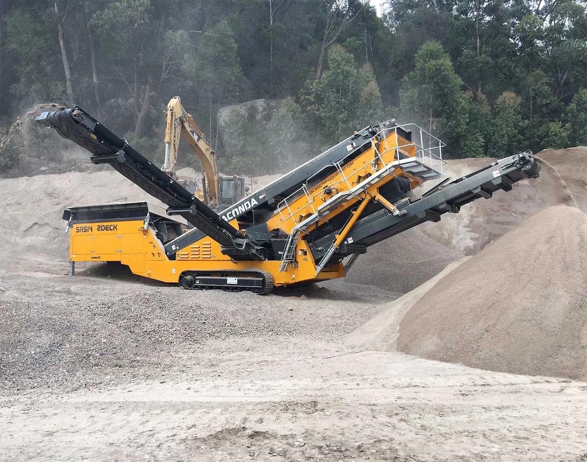finishing screen working in a sand plant