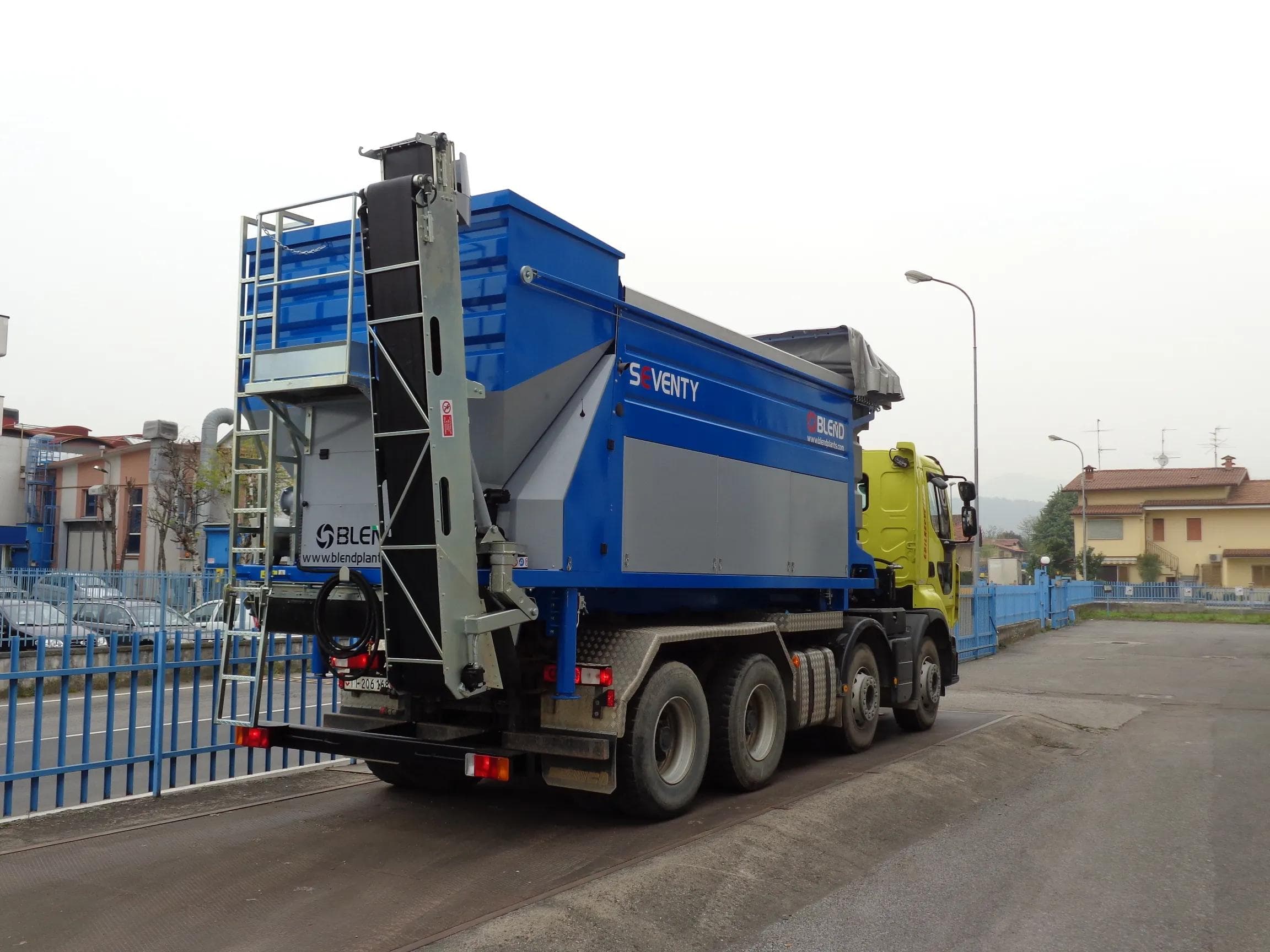 Blend concrete batch plant