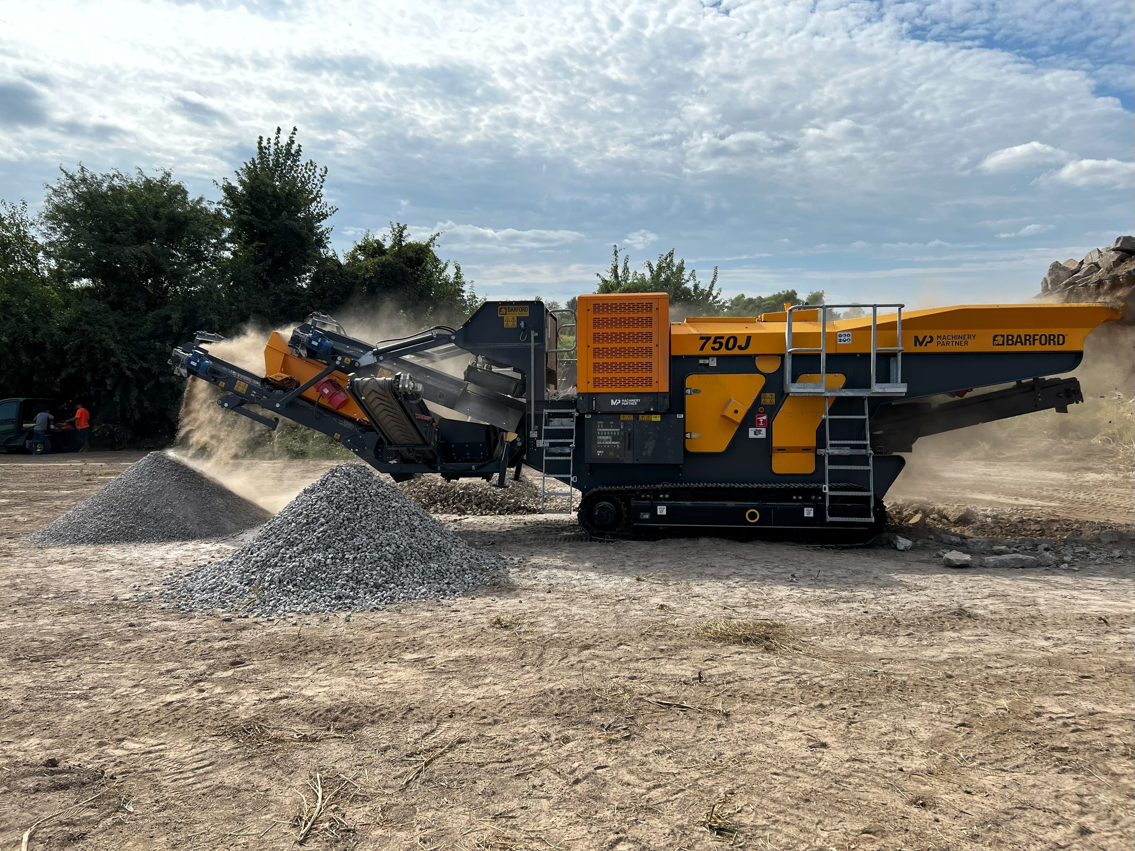 Barford 750J RS crushing and screening concrete onsite