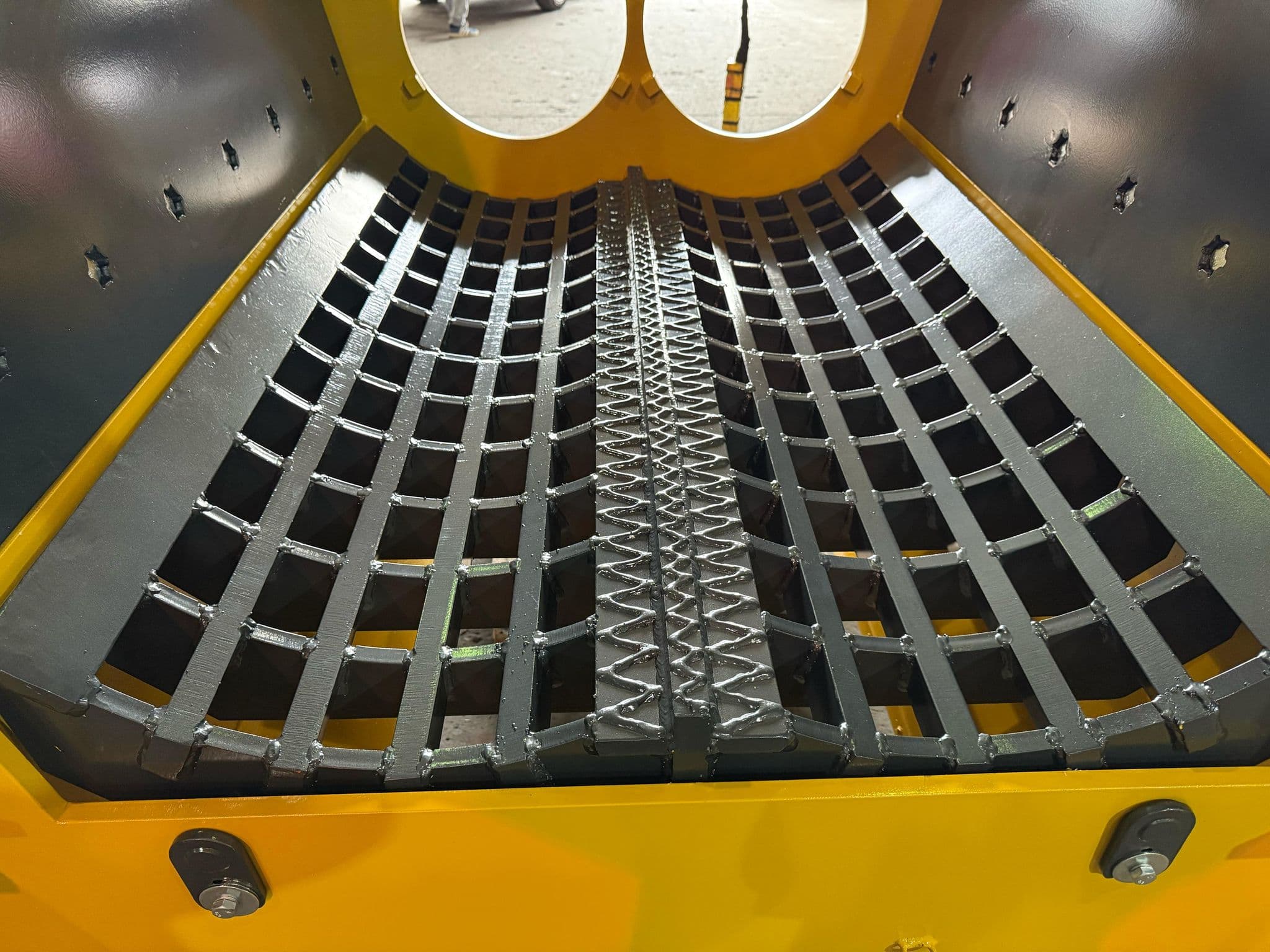 Screens inside the model 5 e gun shredder