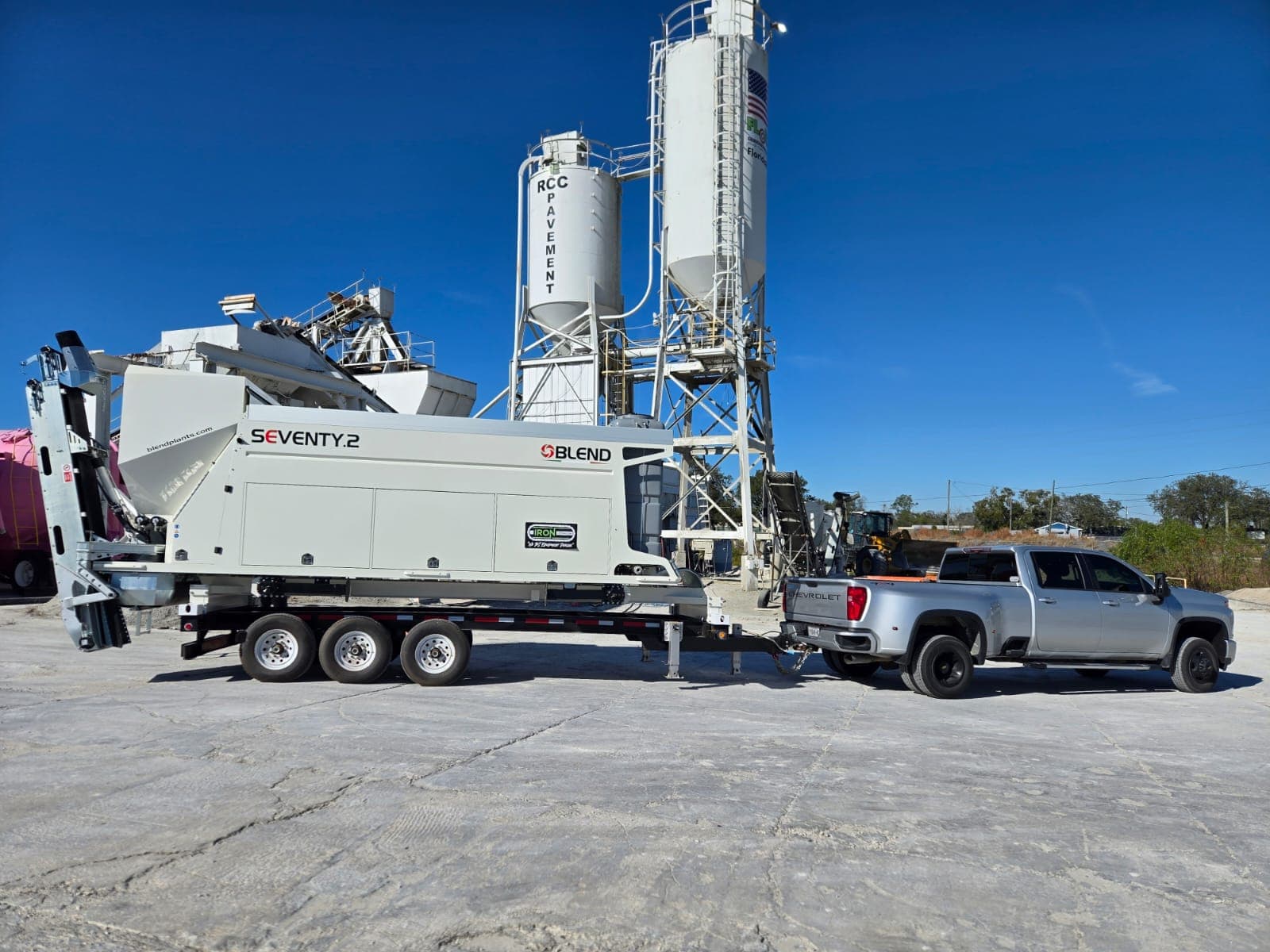 Concrete batch plant mobile